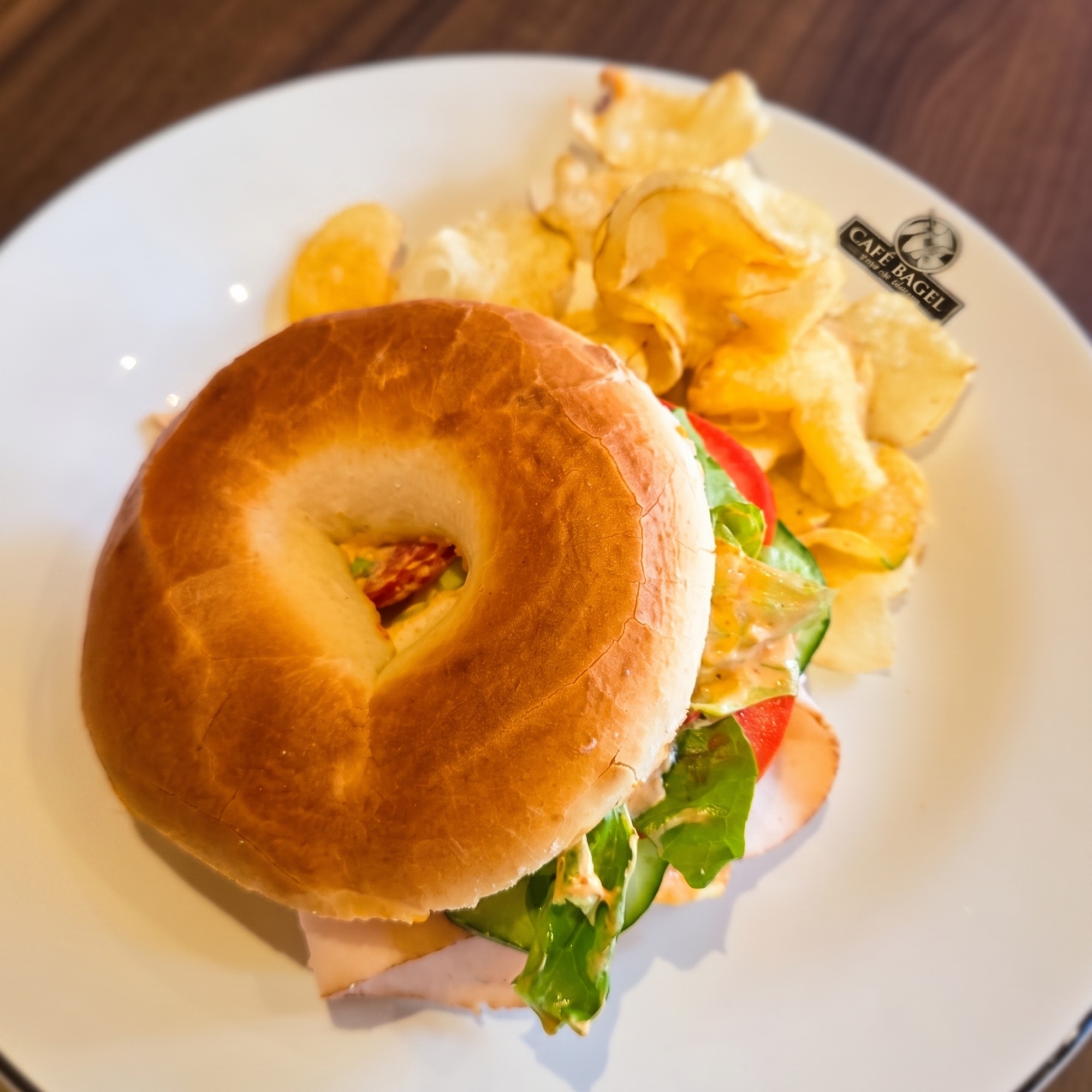 Bagel de pavo con vegetales y papas