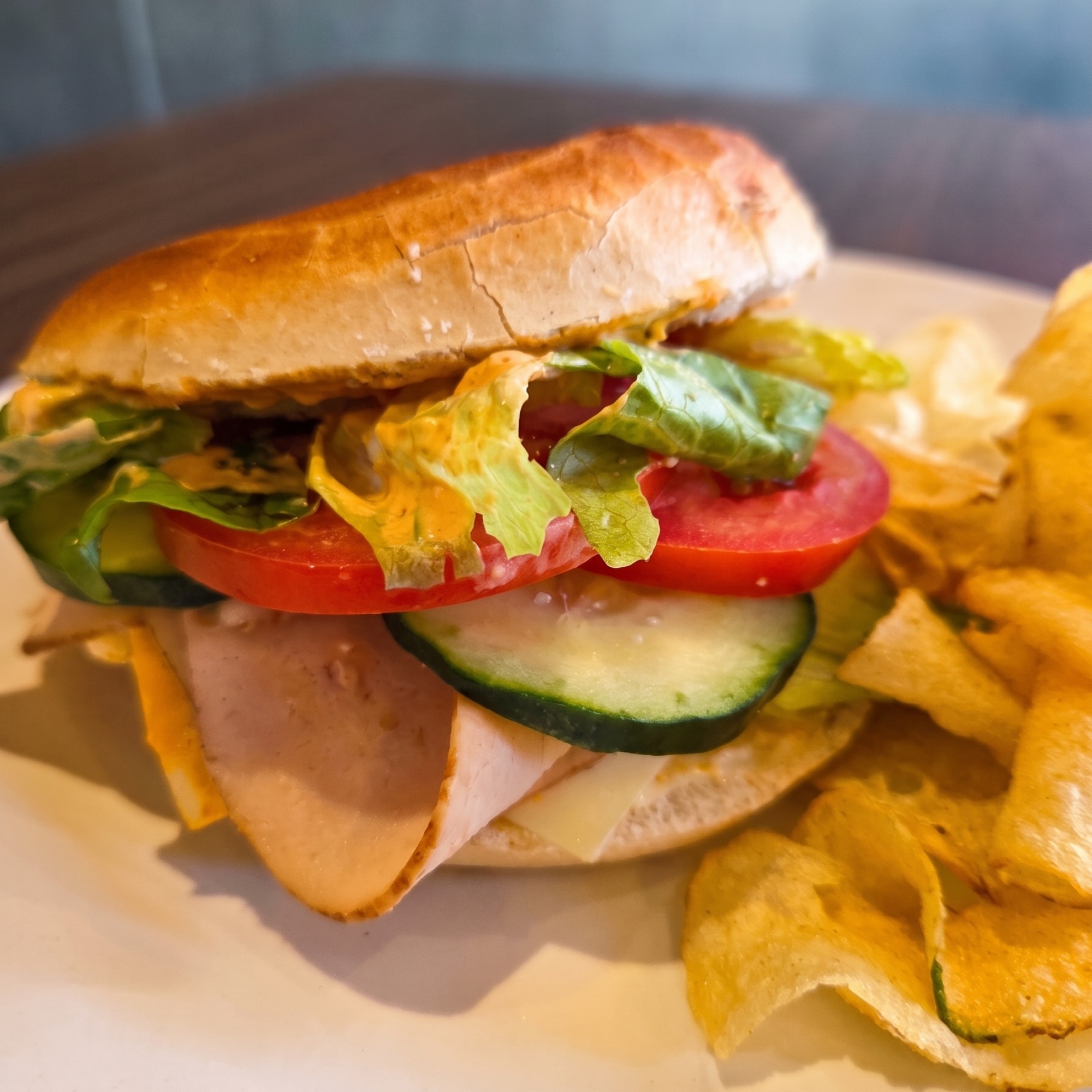 Baguette de pavo con vegetales frescos y papas
