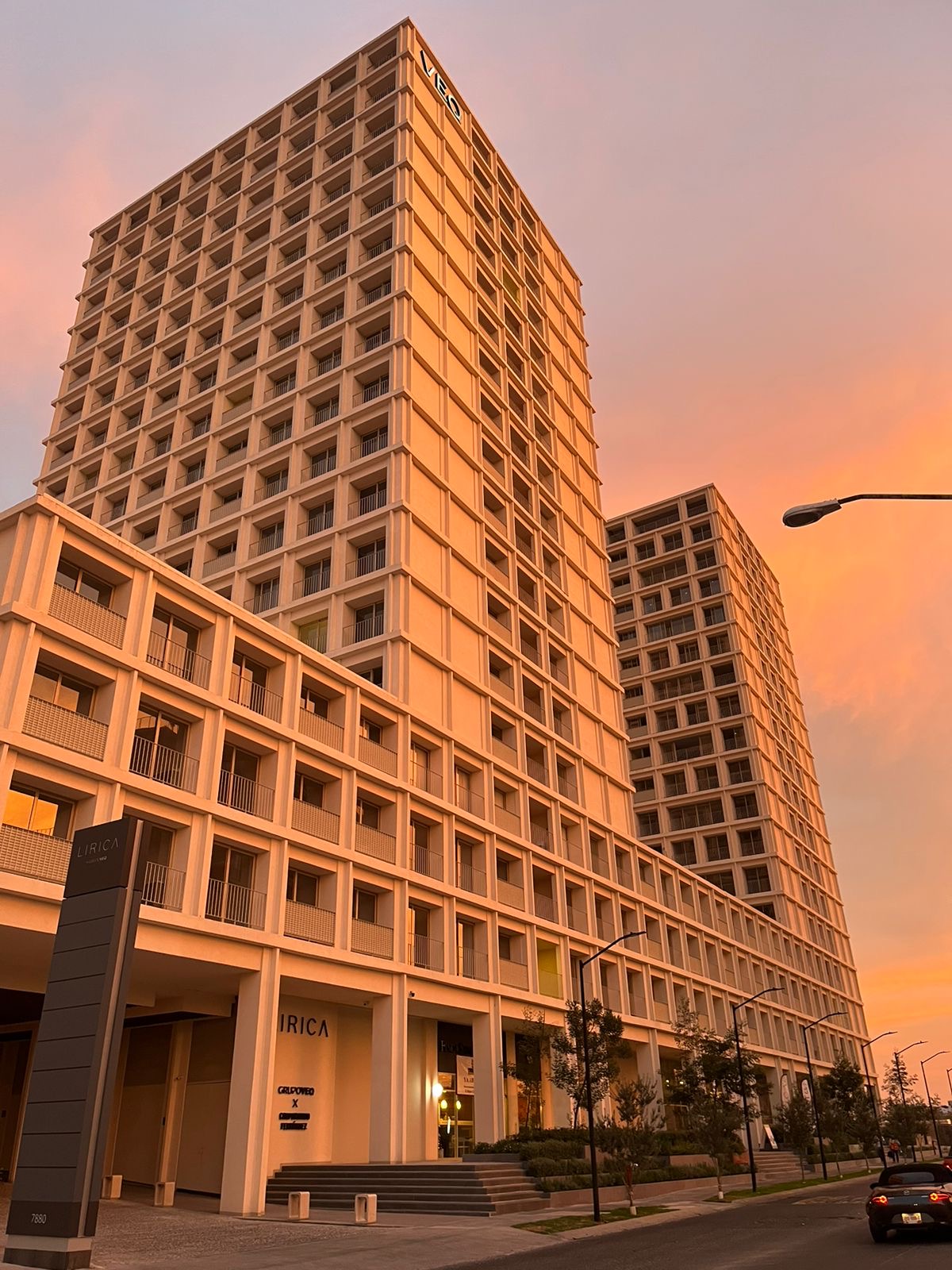 Edificio Lírica al atardecer donde se ubica la cafetería