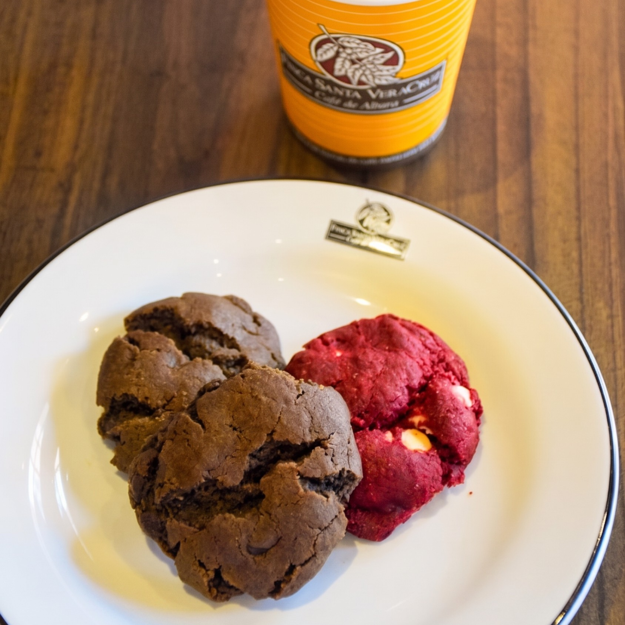Galletas de chocolate y red velvet con taza naranja