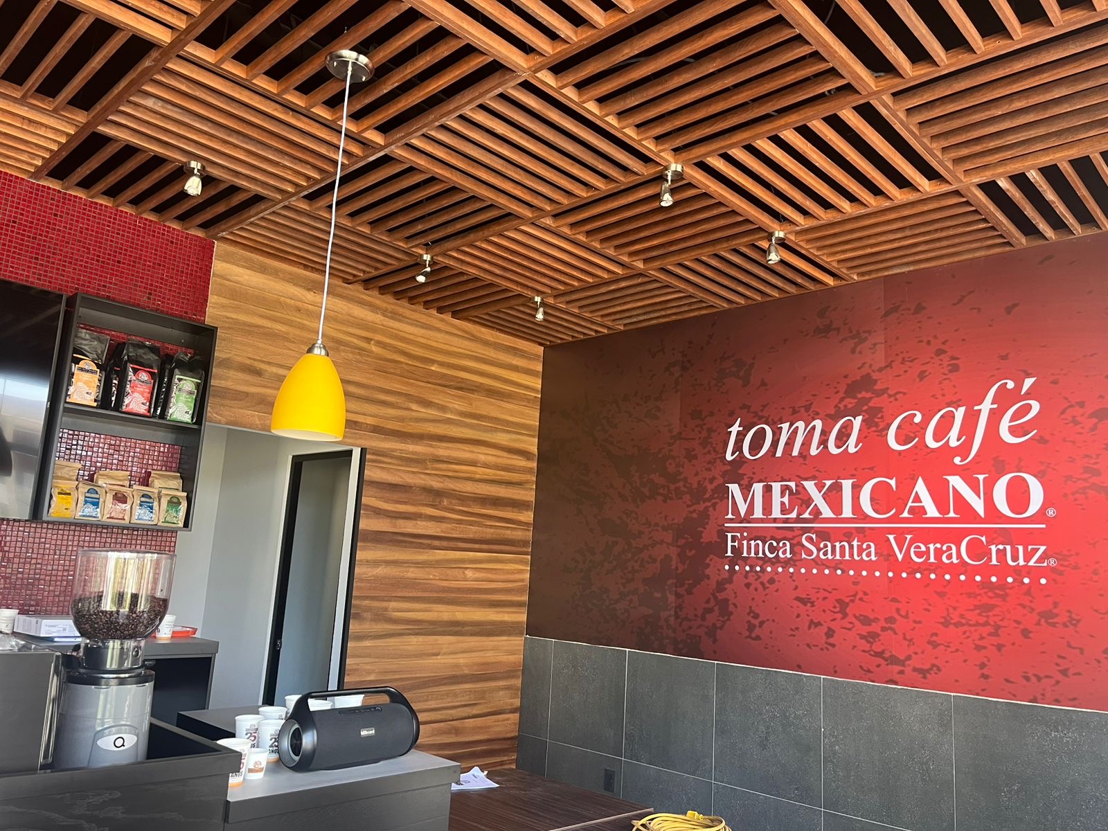 Interior de la cafetería con mural toma café MEXICANO