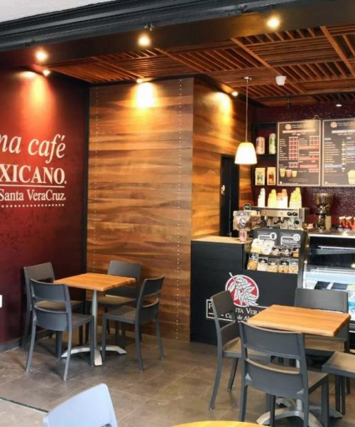 Interior acogedor de la cafeteria con paredes de madera