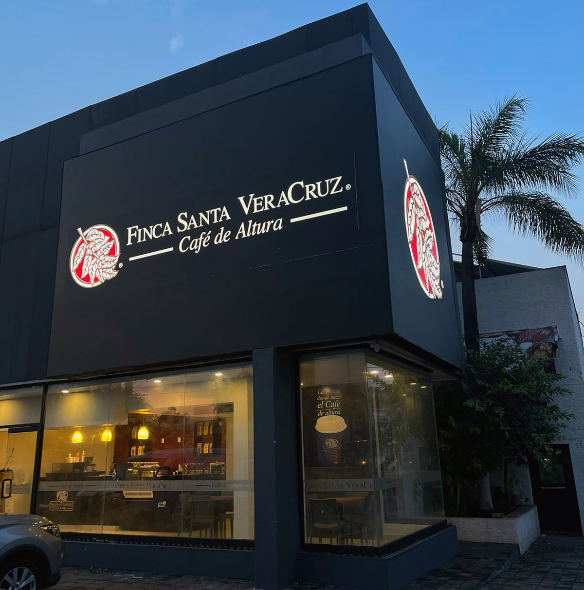 Fachada de la cafeteria Finca Santa VeraCruz al atardecer